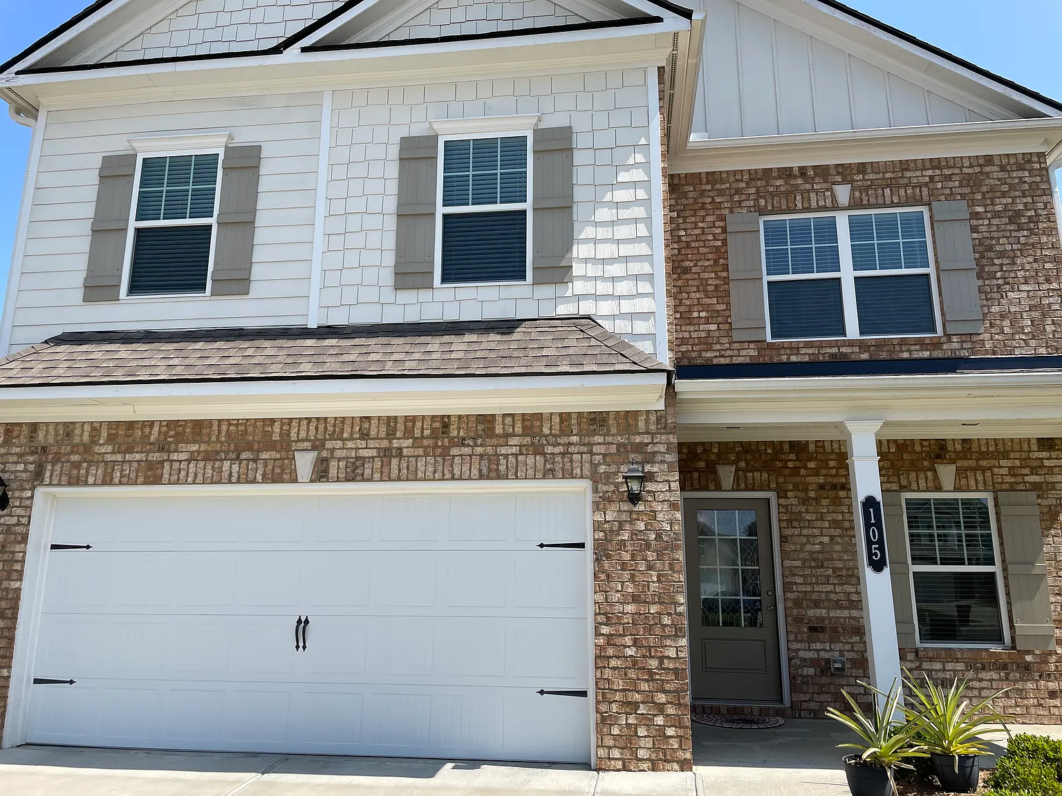 4 bed, 2.5 bath, 2400 sqft, $2,175 — Photo 2