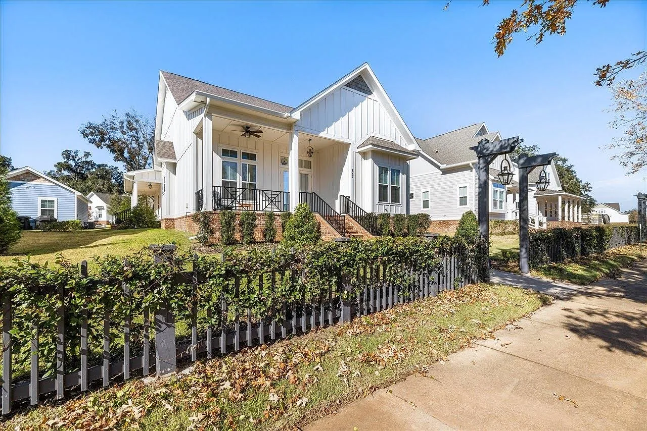 3 bed, 2686 sqft, $3,850 — Photo 3