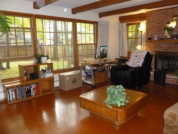 Inviting GrRm overlooks yard 