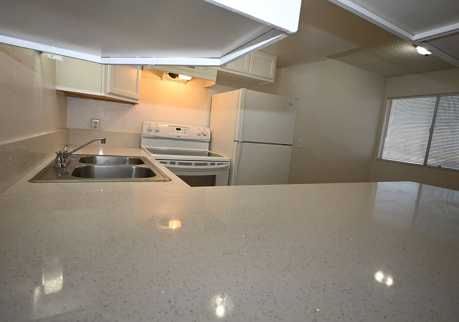 302 Eastminister -Recently Remomdeled Kitchen - 2 Bed Apartment -Downstairs - No Pets — Photo 3