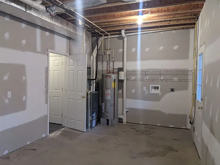 225 Crown Ct — Photo 56