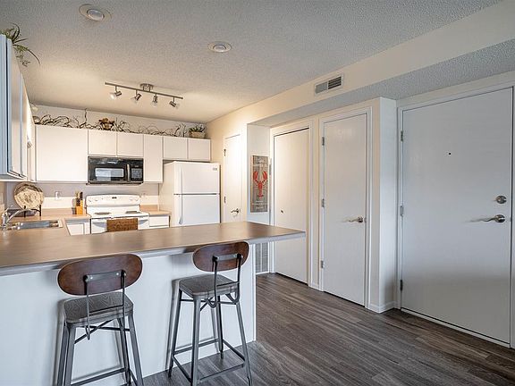 5th image of 560 Augusta Cir APT 3