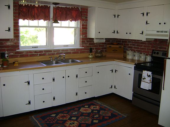 Bright eat-in kitchen with brand new range!