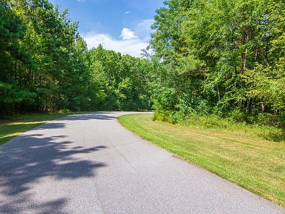 3rd image of 104 Fernbank Ln