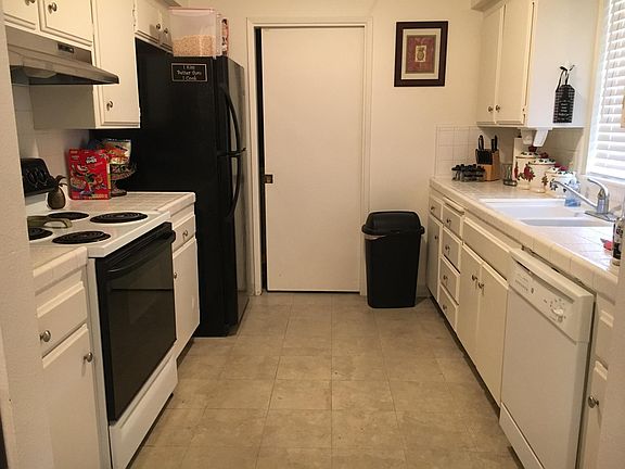 Kitchen (Laundry behind door)