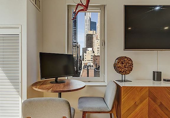 4th image of 106 Central Park S APT 19N