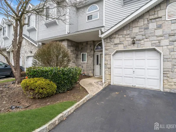 24 Catherine Ct, Laurence Harbor, NJ 08879