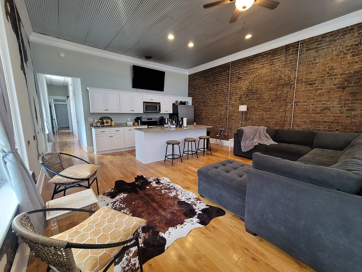 3 bed, 1200 sqft, $1,950 — Photo 2