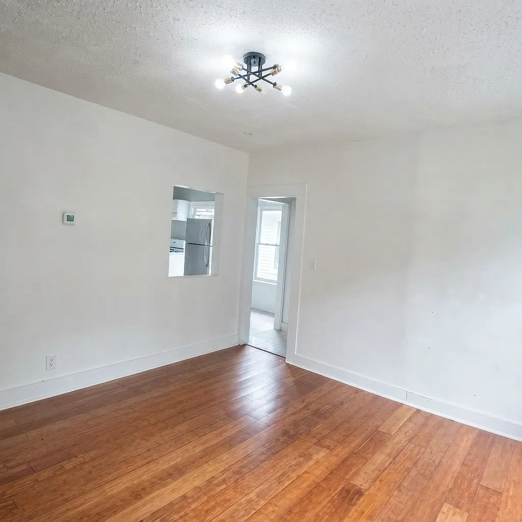 4 bed, 1360 sqft, $2,400 — Photo 4