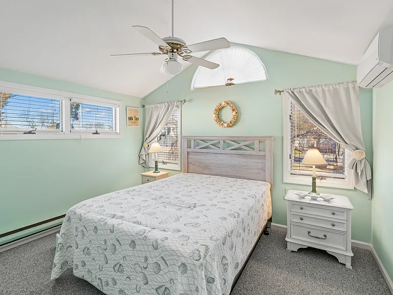 79 Pine Neck Ave — Photo 8