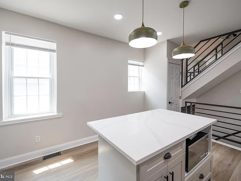 521 N Douglas St — Photo 8