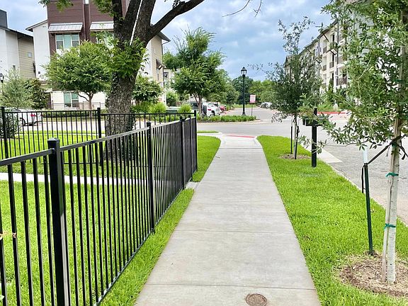 1 block from all the restaurants of the River District