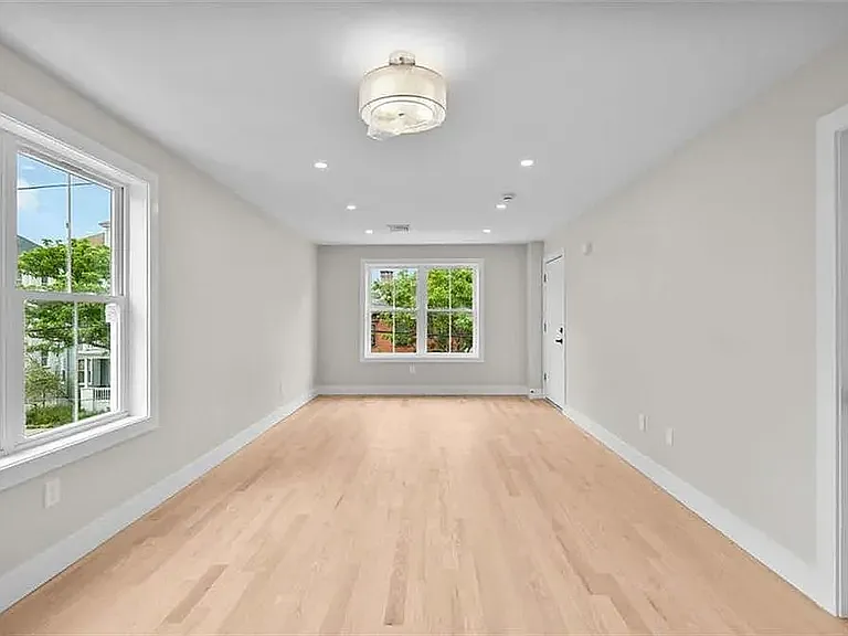 155 Burnside St #1 — Photo 6