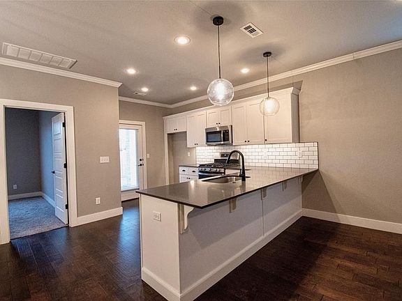 4th image of 1521 Park St