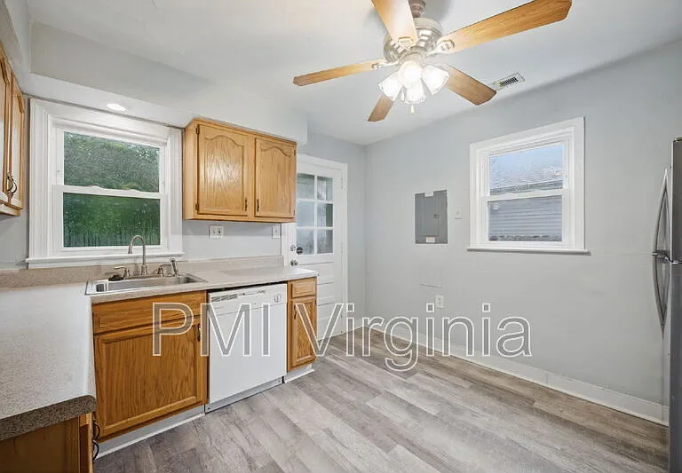 28 Harvard Rd — Photo 3