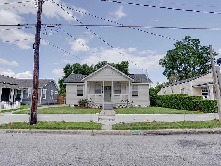 1033 N Hampton Ave — Photo 2