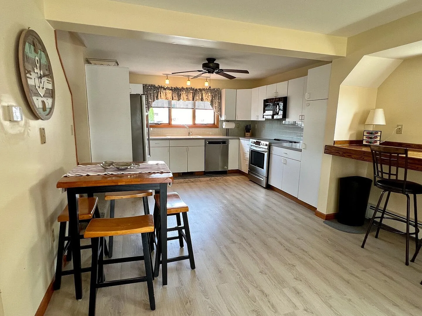 2 bed, 2.0 bath, 2300 sqft, $2,600 — Photo 4