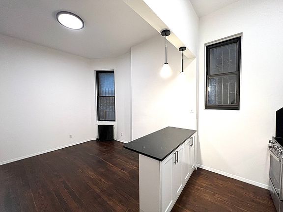 4th image of 17 Stuyvesant St