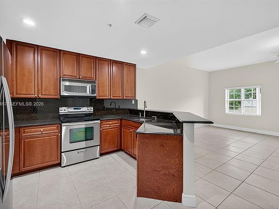 5th image of 704 SW 1st Ave
