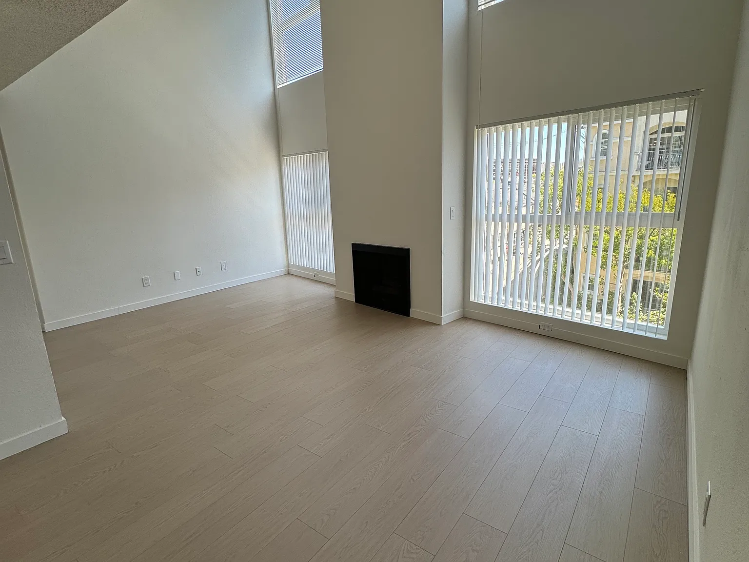 2 bed, 1050 sqft, $3,295 — Photo 4