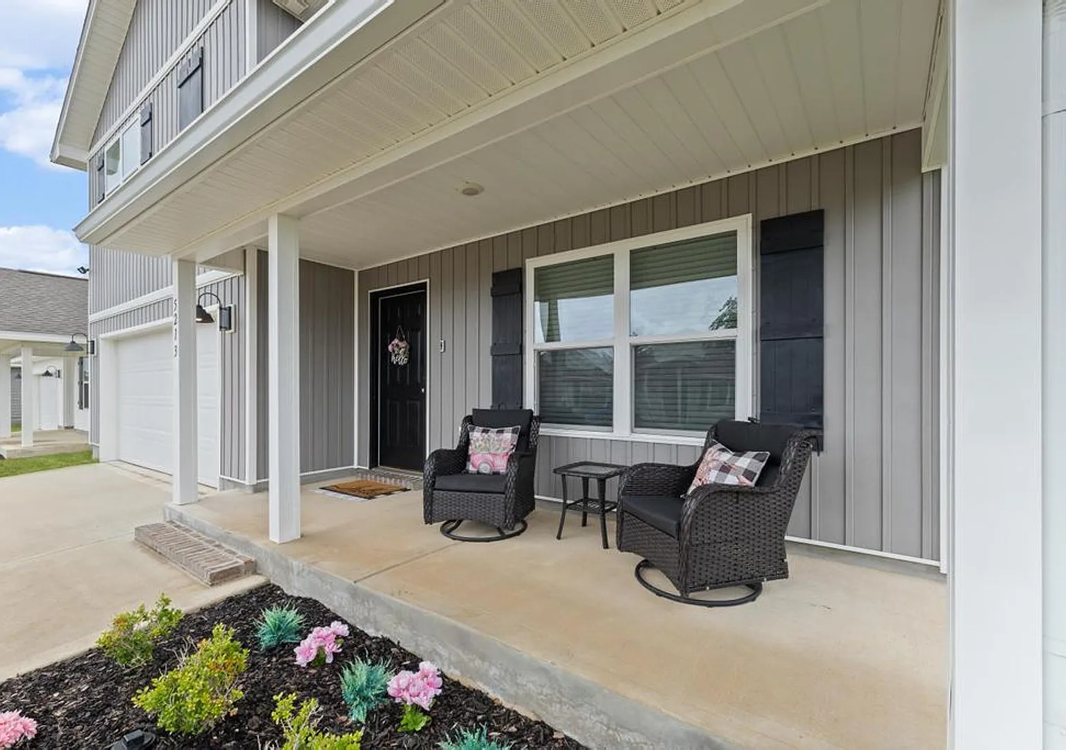 Spacious 5 bedroom, 3 bath two-story home that's big on style, space, and fun! — Photo 4