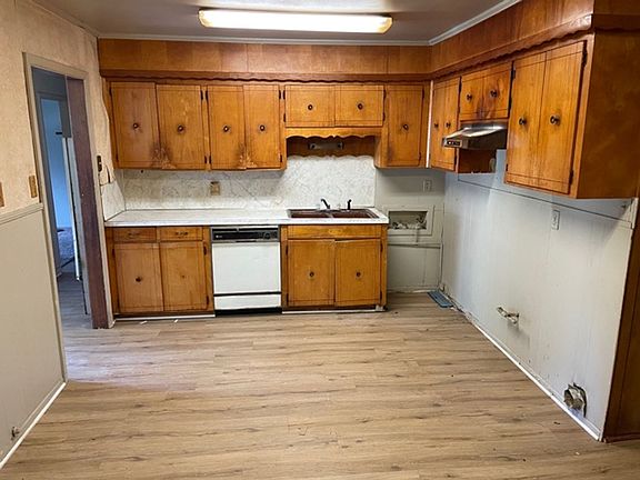 3rd image of 2943 Amherst St