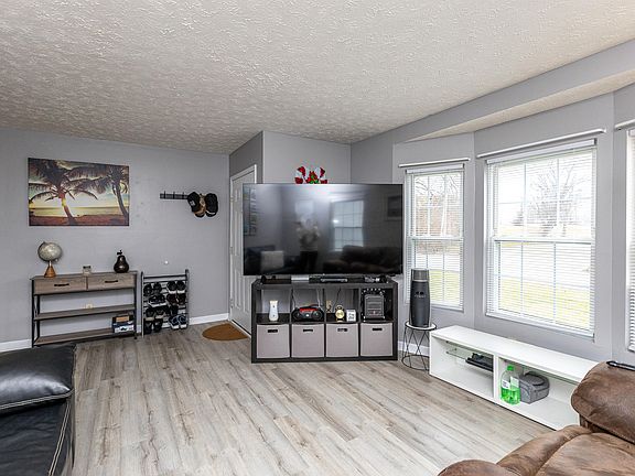 4th image of 623 Wren Ave
