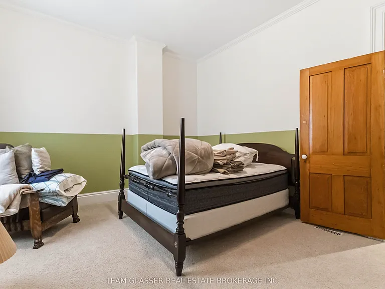 510 Dufferin Ave — Photo 24