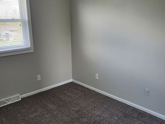 5th image of 947 Villa Dr #11397838
