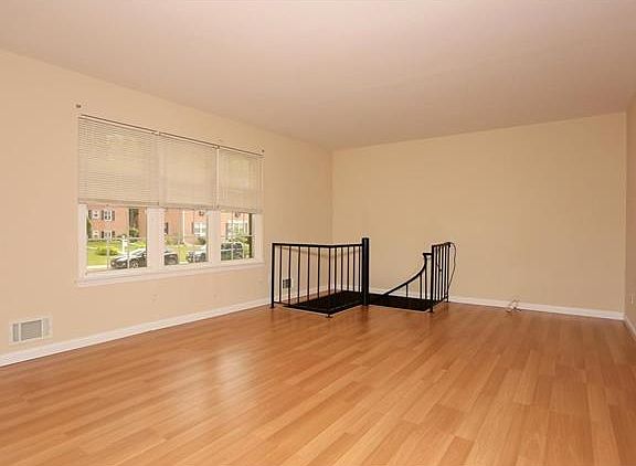 5th image of 12 Milford Ln APT 8F