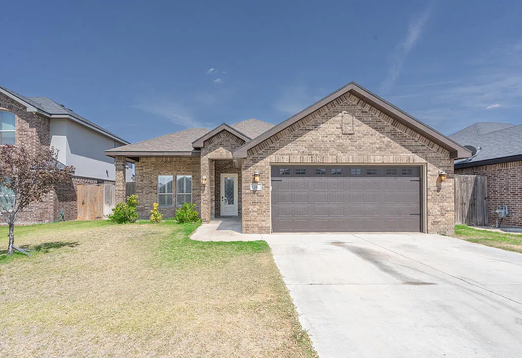 3 bed, 2.0 bath, 2193 sqft, $3,000 — Photo 1
