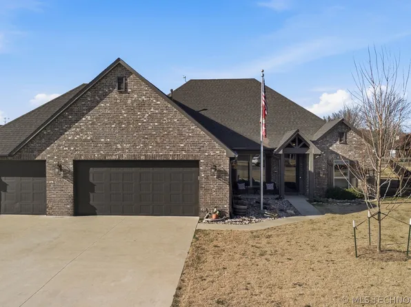 26498 Columbia Crest Dr, Claremore, OK 74019