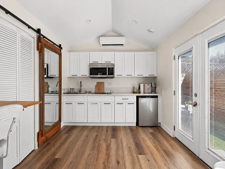 489 W Hill St #A — Photo 6