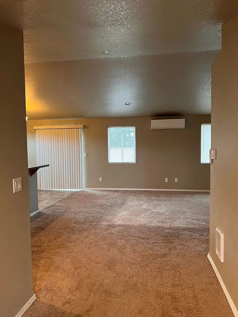 3 bed, 2.0 bath, 1412 sqft, $2,200 — Photo 3