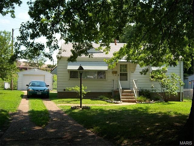 1st image of 1946 Larch Dr