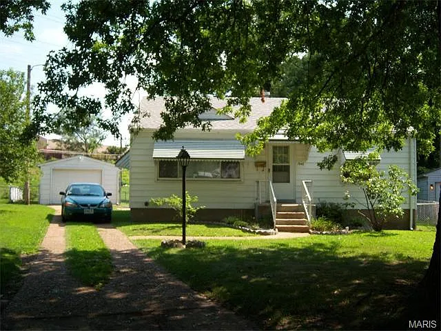 1946 Larch Dr photo 1