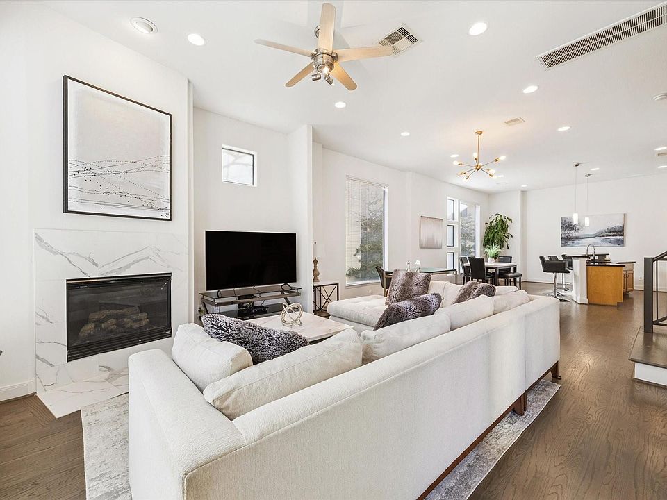 1st image of 902 Roy St