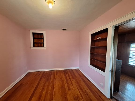 3rd image of 512 N Seacrest Blvd