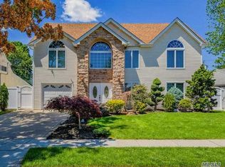 14 Whisper Ln, Wantagh, NY 11793