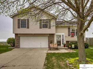 17425 Edna Cir, Omaha, NE 68136