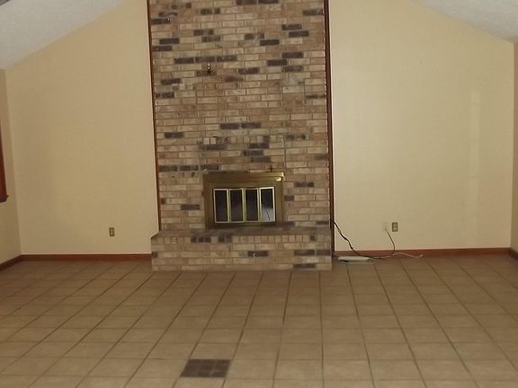 2nd image of 119 E Weeks Dr