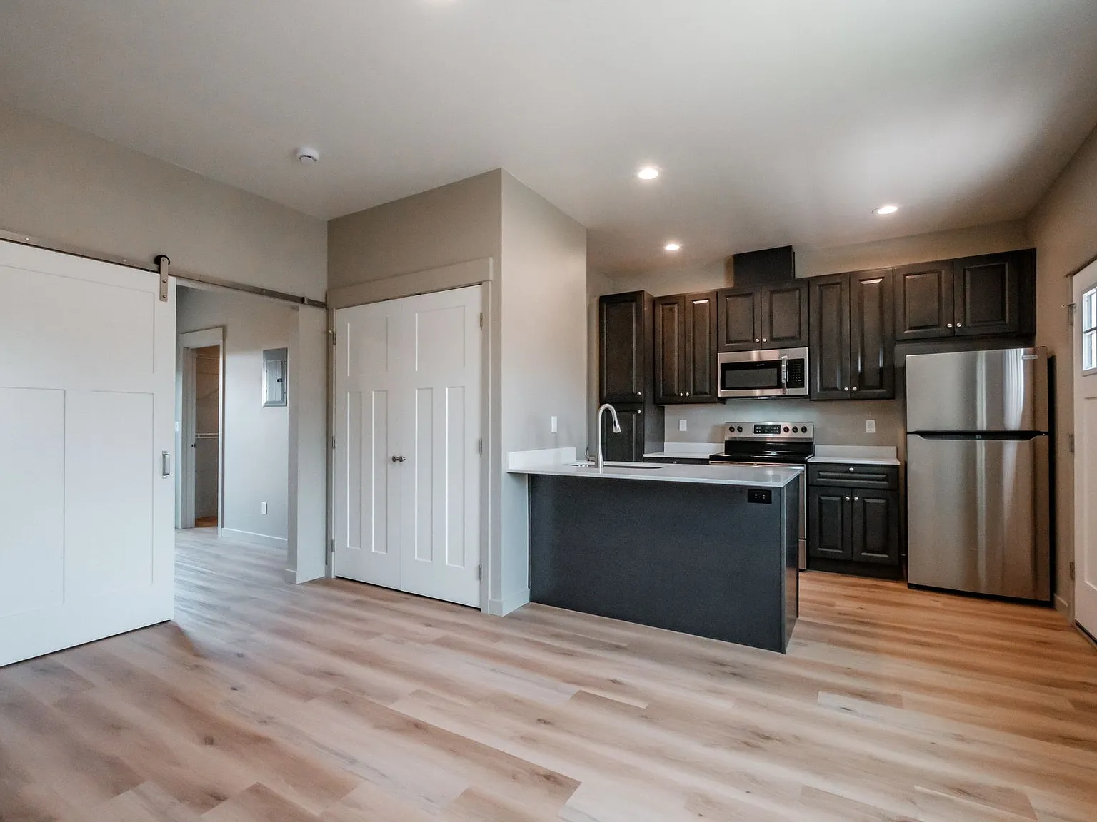 Rare Pet Friendly Single Level One Bedroom Apartment In Lebanon! — Photo 3