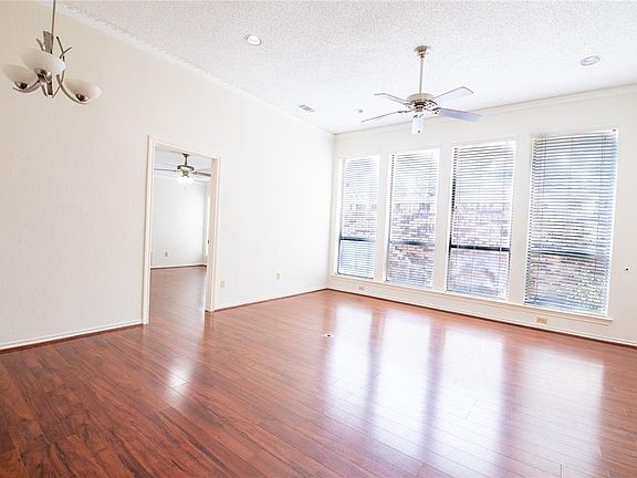 3rd image of 803 Cresside Ln