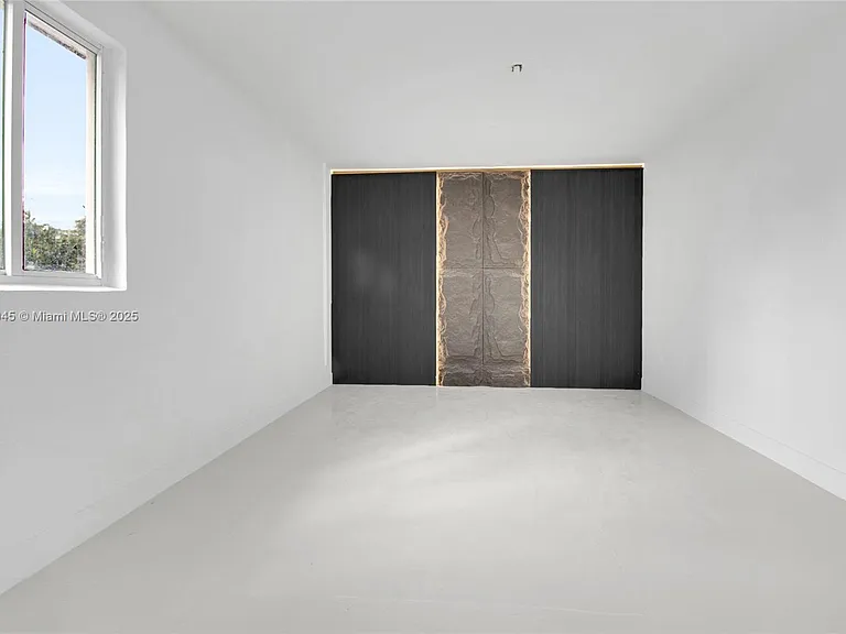 425 SW 129th Ave — Photo 14