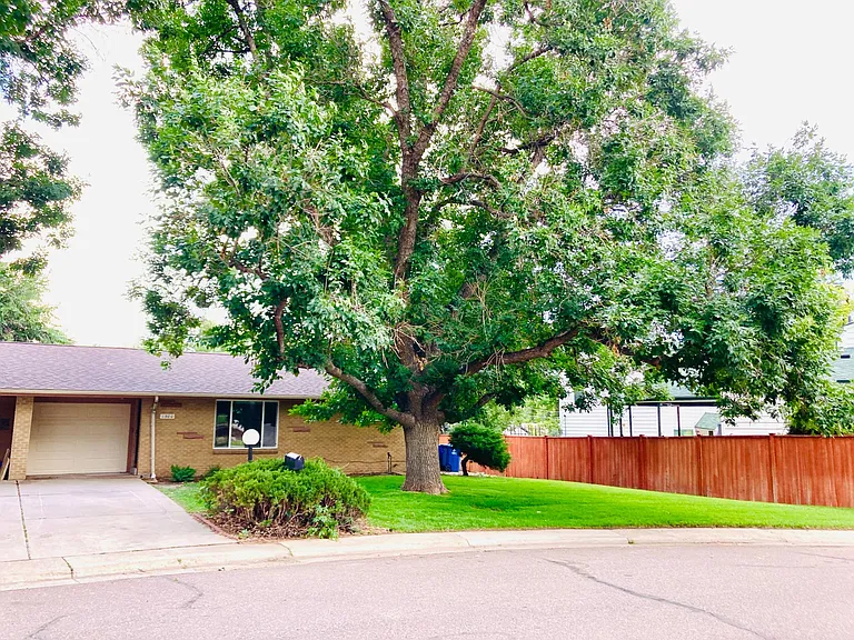 1900 Darlee Ct — Photo 1
