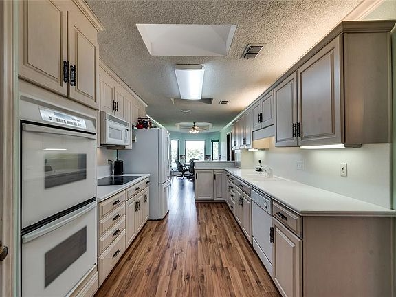 3rd image of 4003 Fairlakes Dr