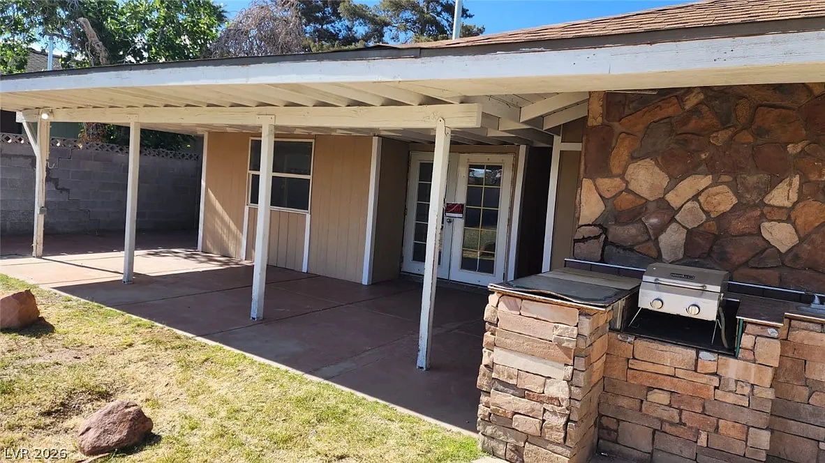 5 bed, 2.5 bath, 2565 sqft, $4,500 — Photo 2