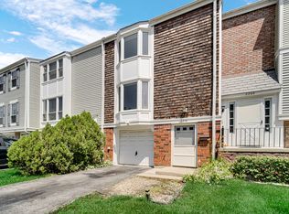 2210 Langdon Pl, Hoffman Estates, IL 60169