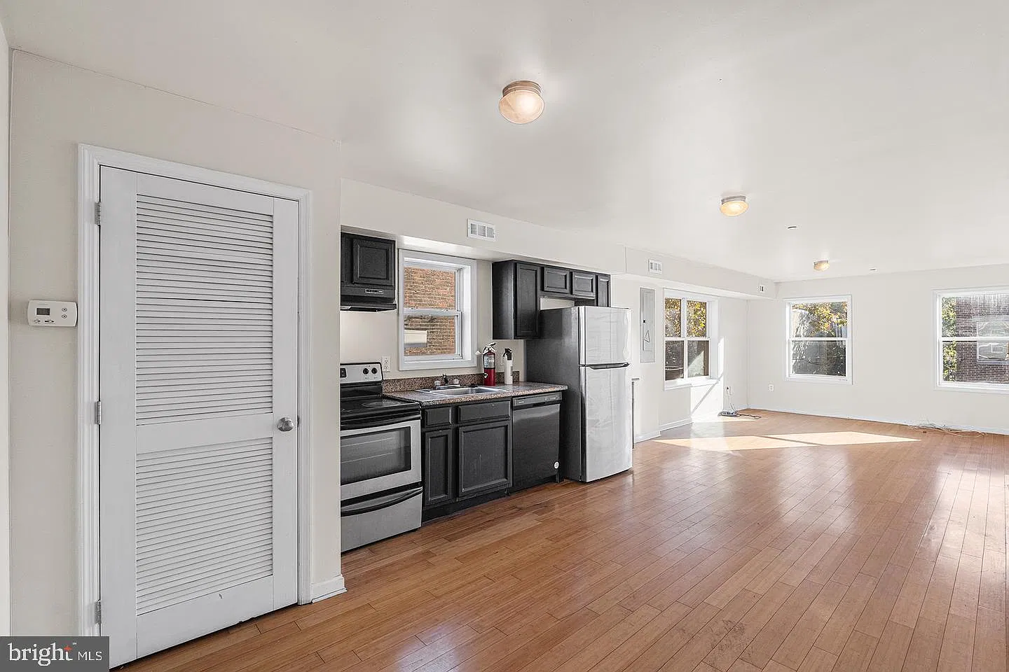 2 bed, 1.0 bath, 700 sqft, $1,100 — Photo 3