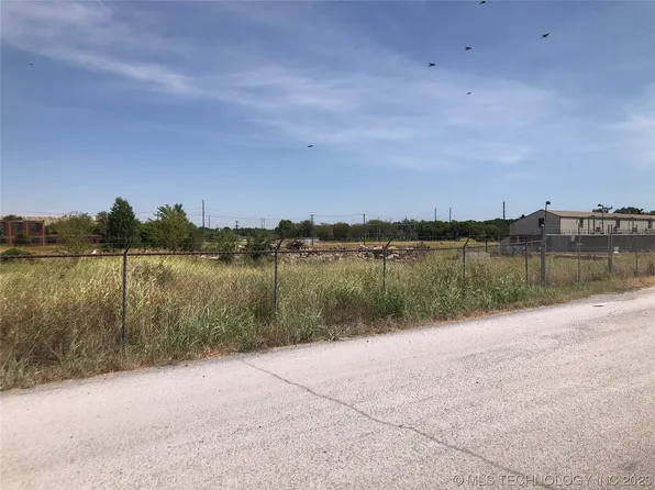 886 SE 6th St, Pryor, OK 74361